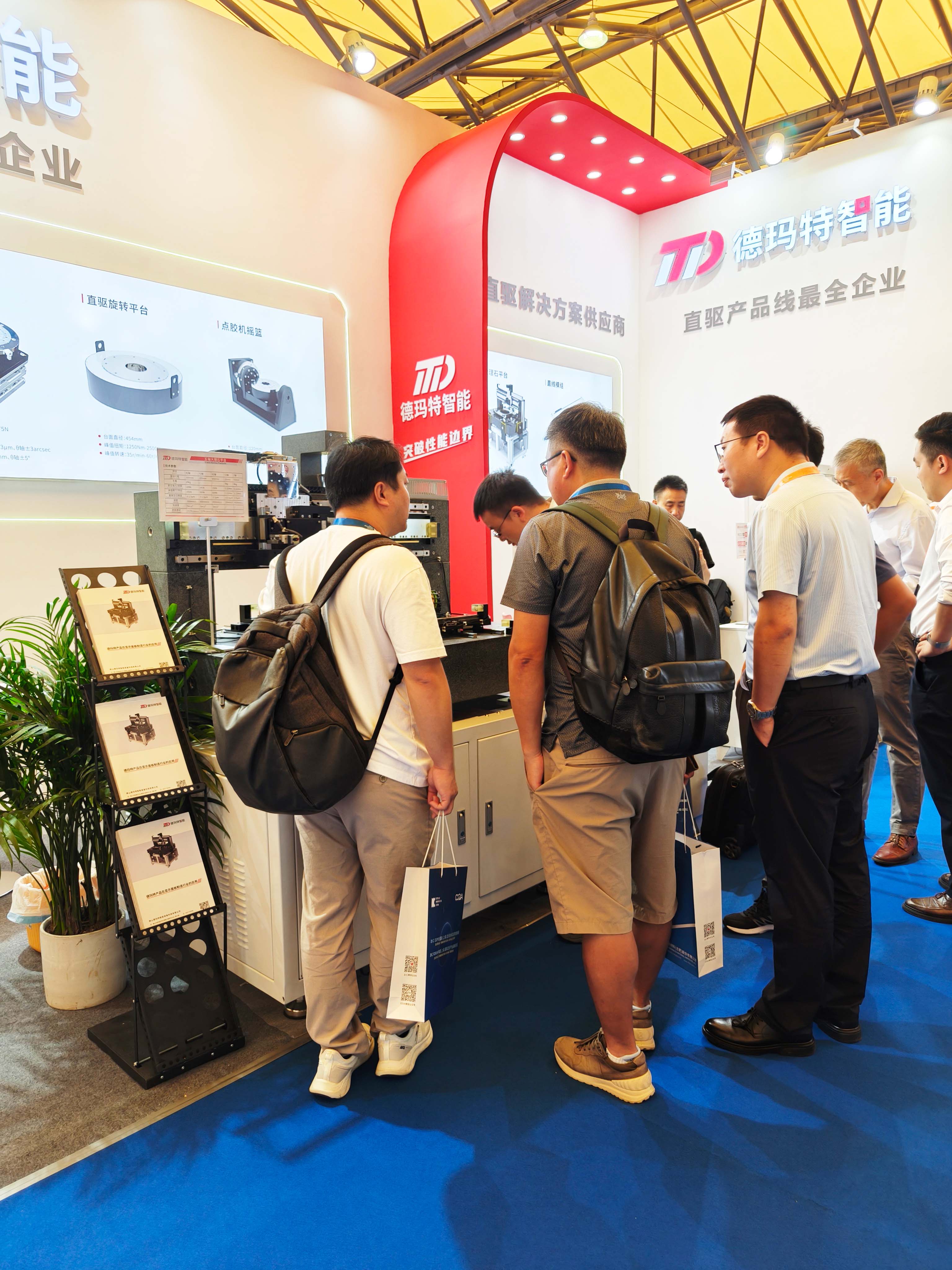 德玛特智能精彩亮相 2025 国际（上海）显示技术及应用创新展